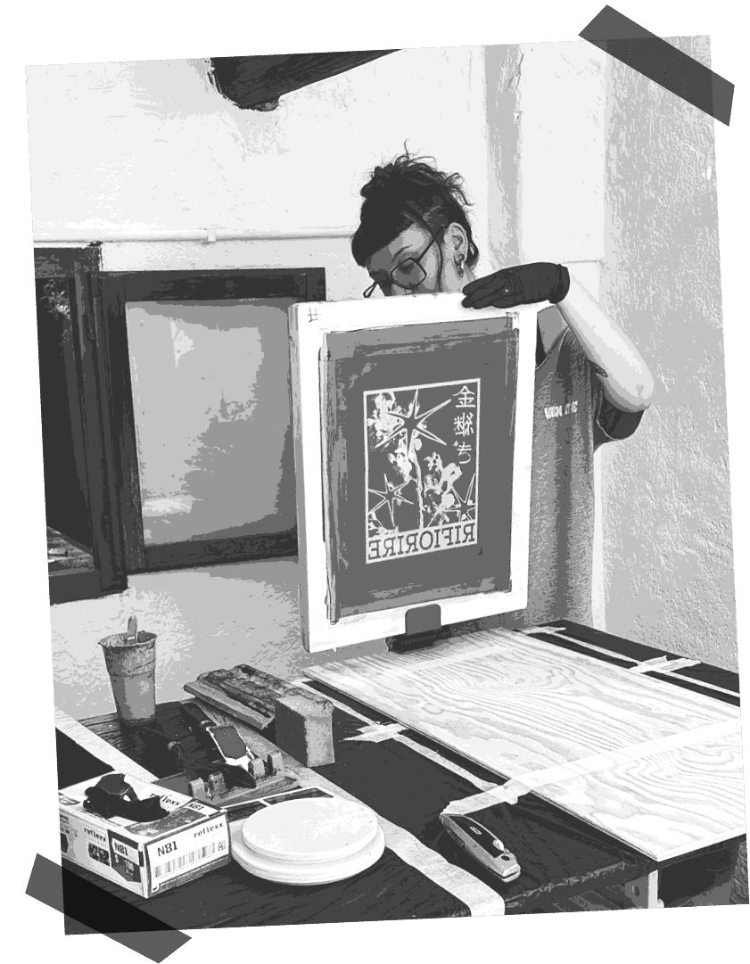 Stampa serigrafica del numero RIFIORIRE.001 in lavorazione